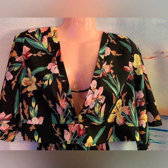 SHEIN Curve 2 Piece Crop Top With Shorts Tropical Floral Design Tie Top - Picture 3 of 5